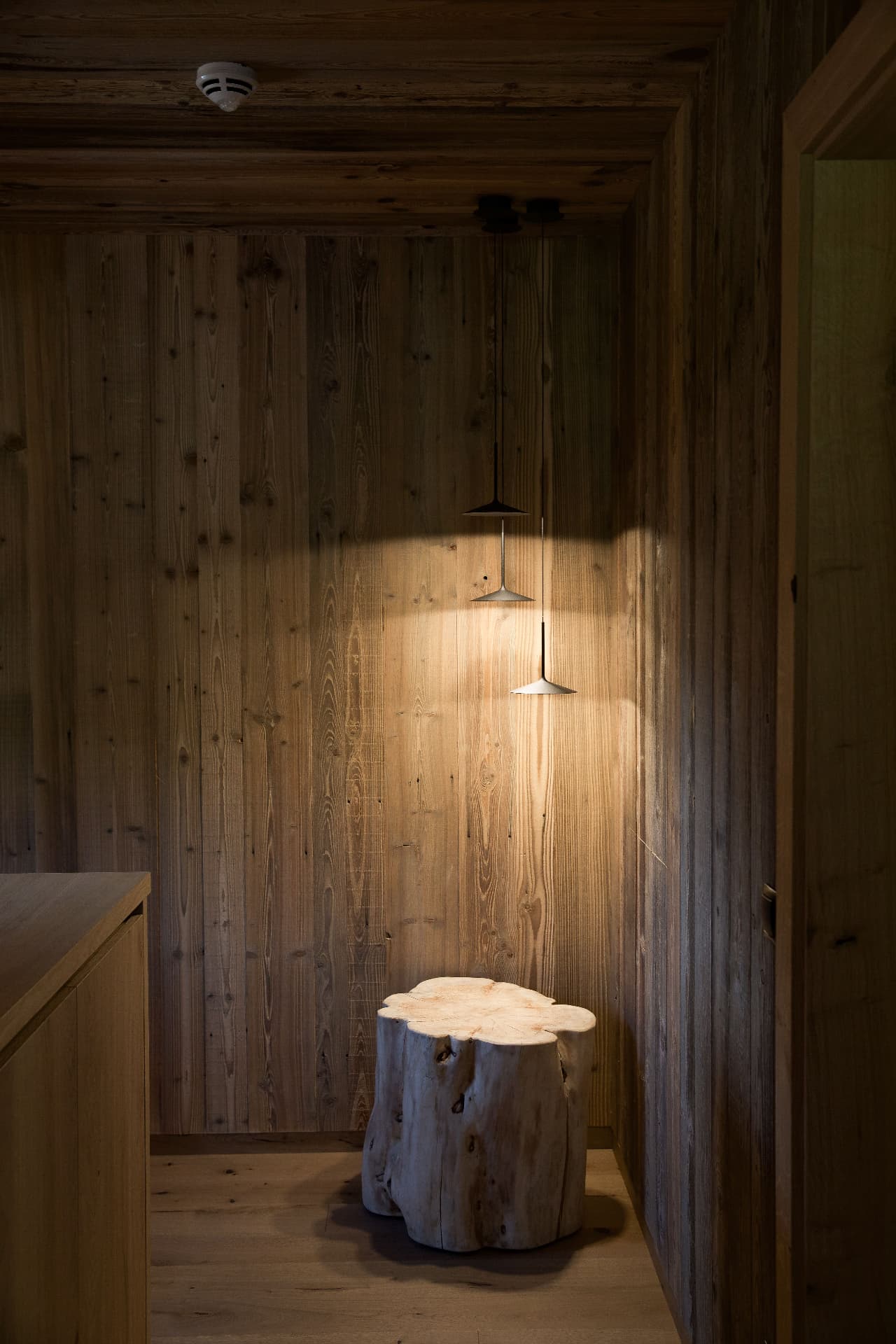 Surface en bois vernie au pinceau, couleur chaude