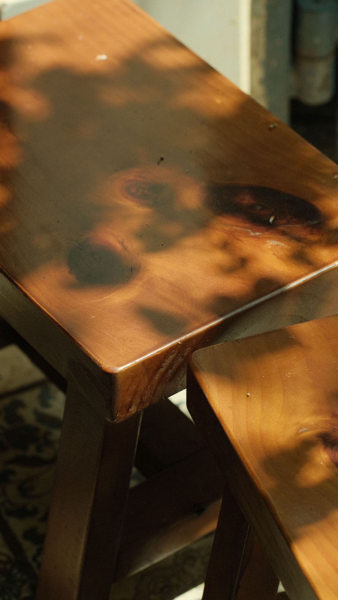Pièce avec du mobilier en bois traité
