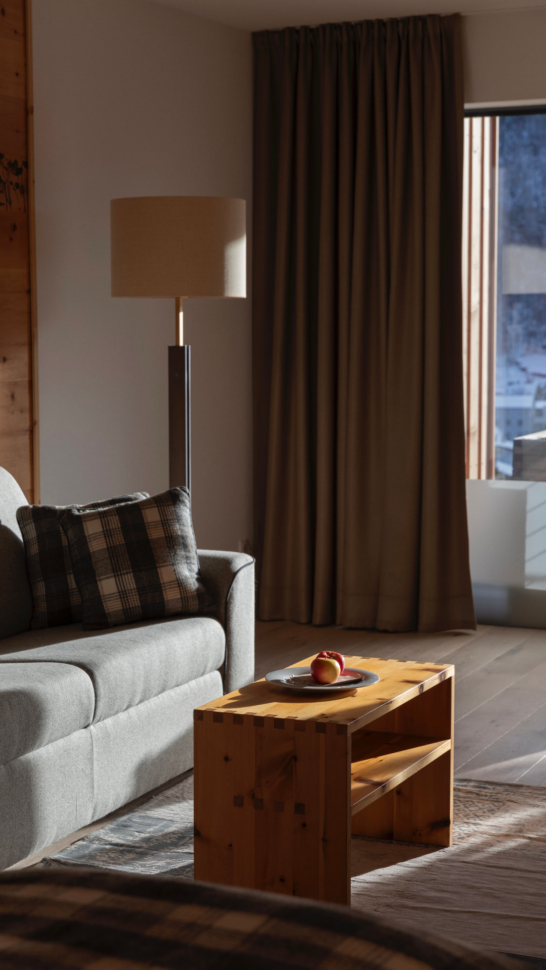 Salon chaleureux avec table basse en bois éclairée par la lumière naturelle