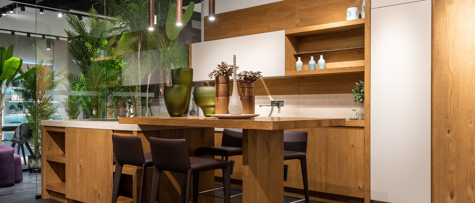 Cozinha contemporânea em carvalho com mesa, móvel inferior e parede equipada em madeira
