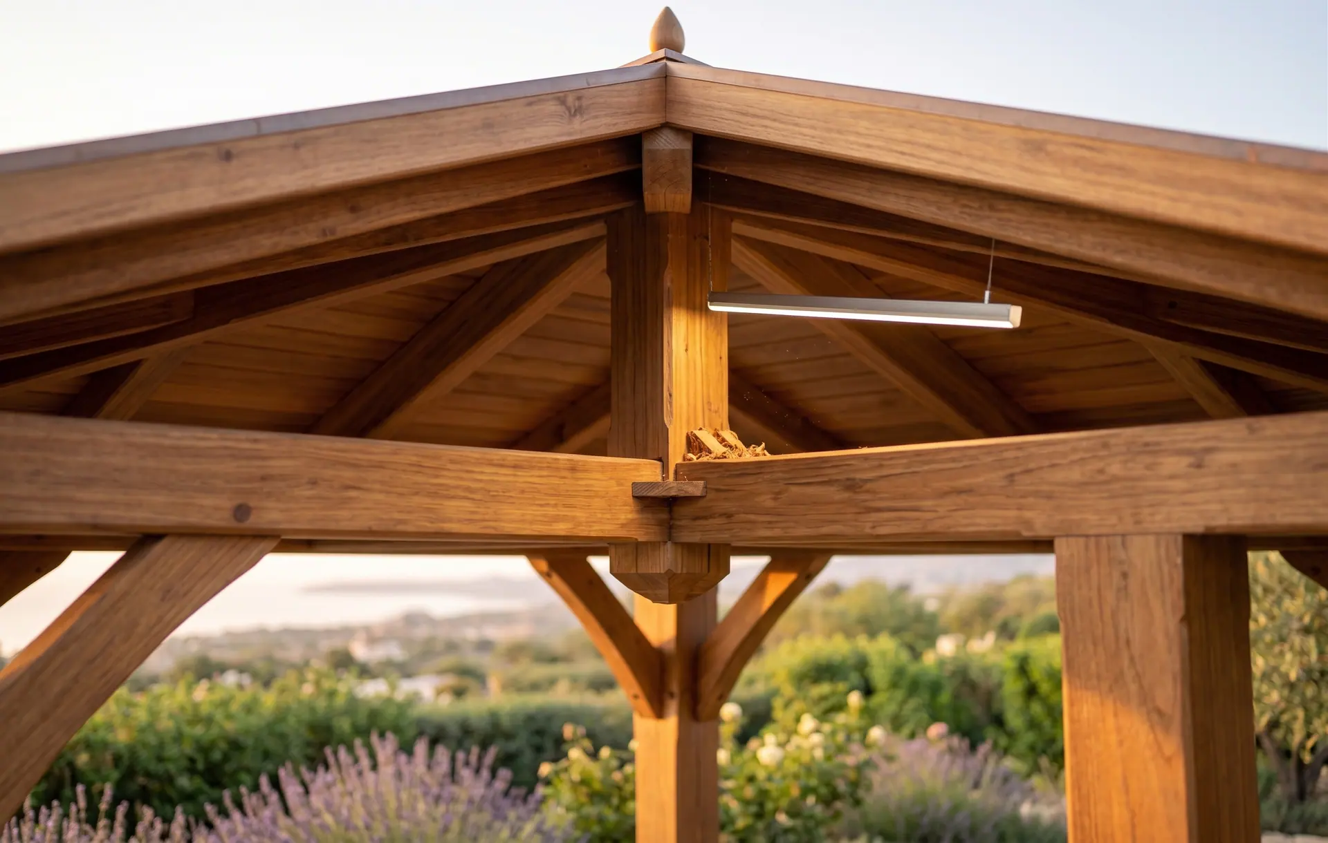 O vigamento do telhado do gazebo visto de baixo, com os encaixes da carpintaria à vista