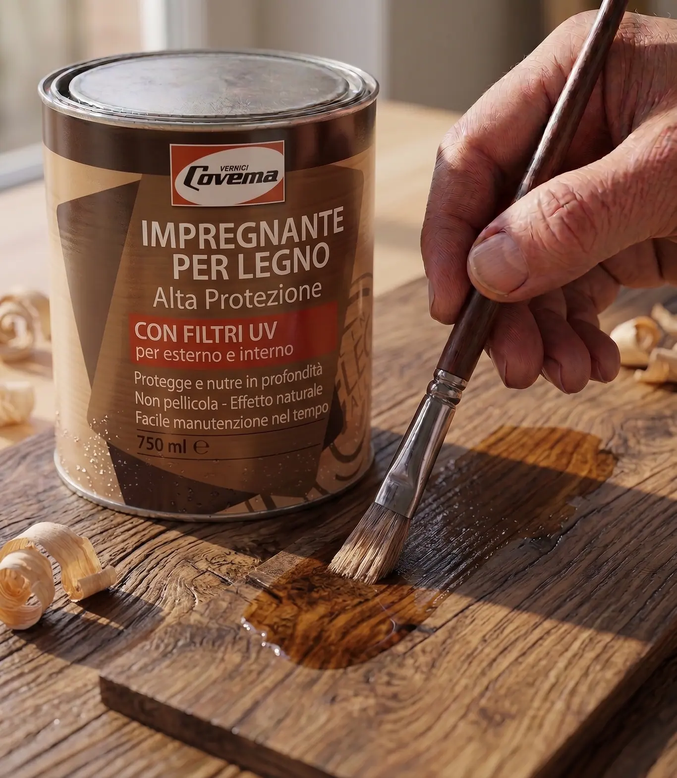 A lata do Impregnante per Legno Alta Protezione com filtros UV, ao lado de uma mão que aplica o produto a pincel sobre uma tábua de recuperação