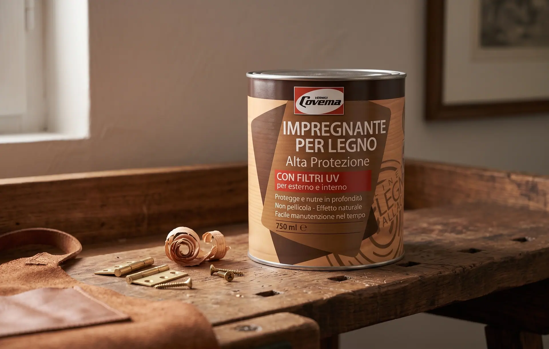 Die Dose der Impregnante per Legno Alta Protezione auf einer Werkbank neben dem Fenster