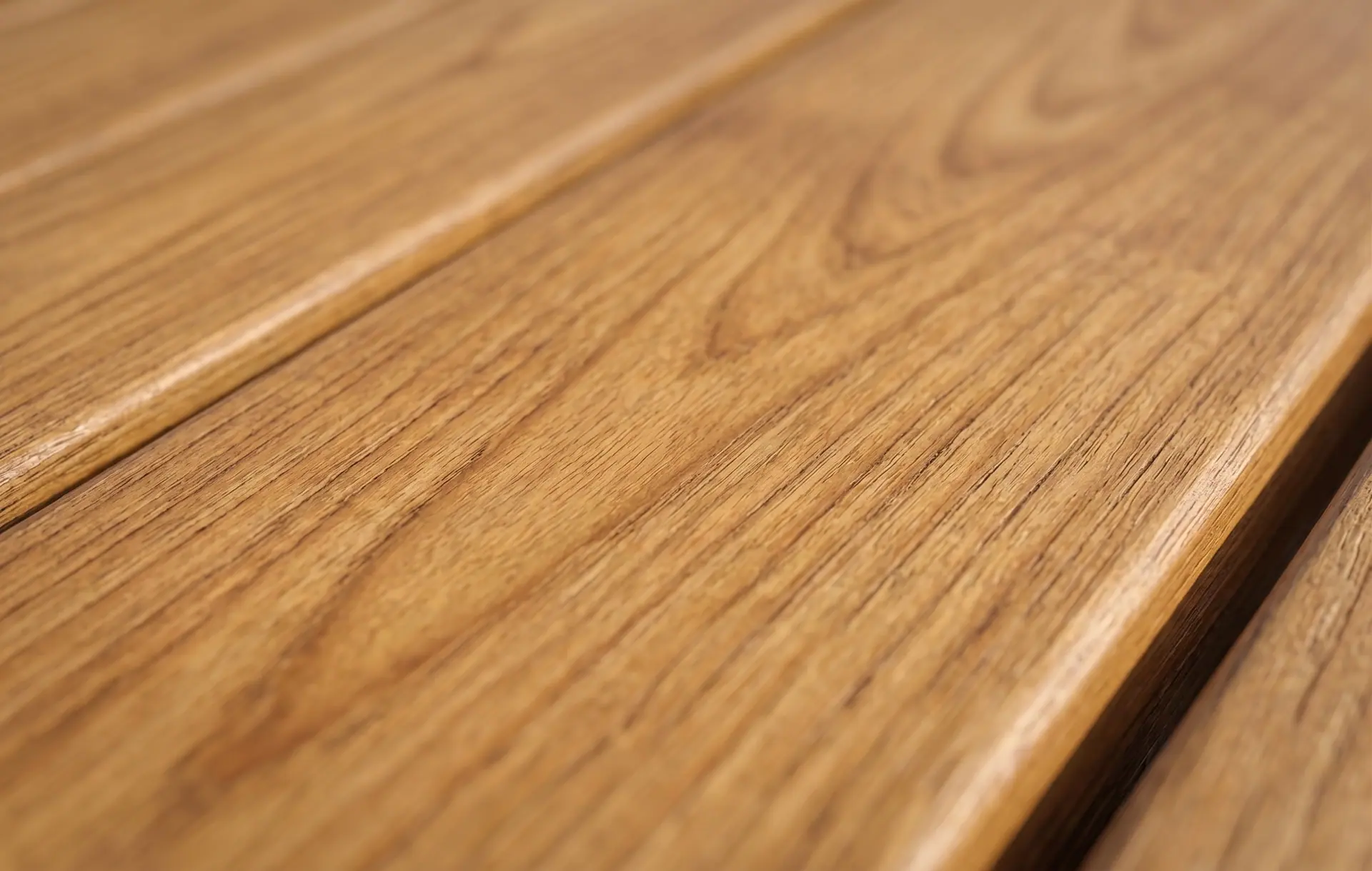 Grande plano do tampo de uma mesa recuperada, com o veio quente e uniforme