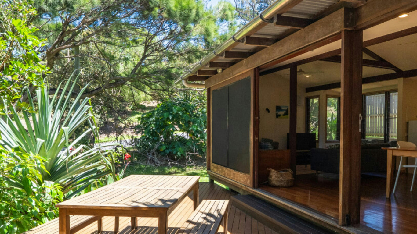 房屋门廊下木平台上的木桌和长凳