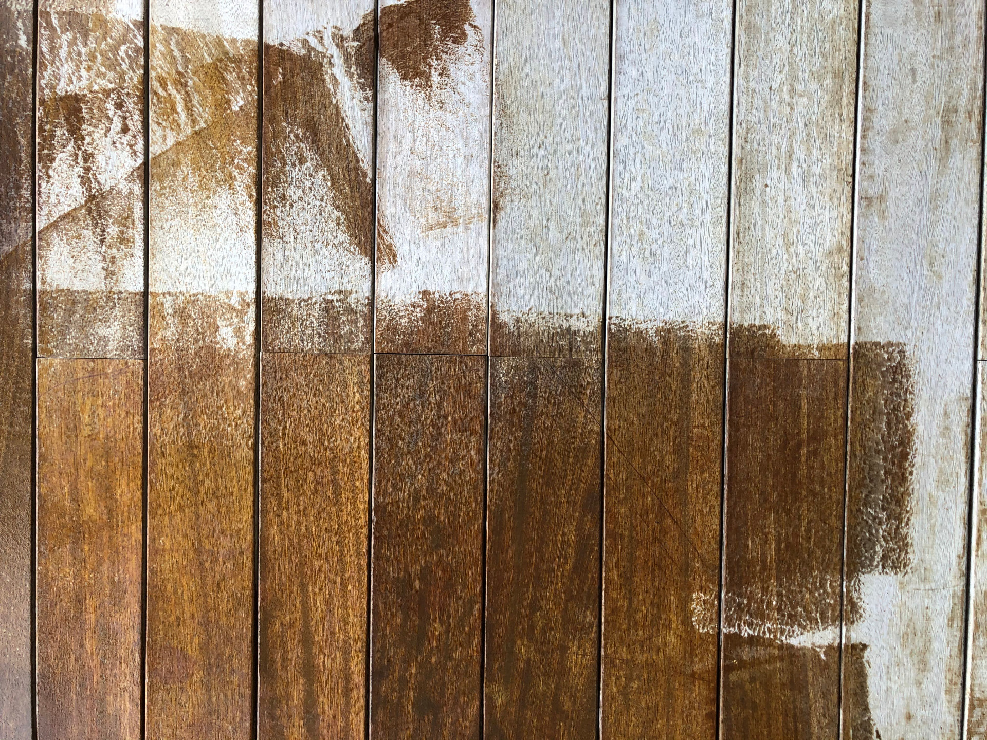 Planches de bois avec des parties claires et des parties foncées